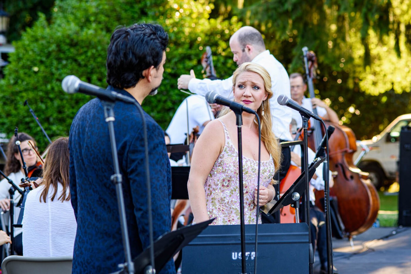 aubry-ballarò-performing-outdoors