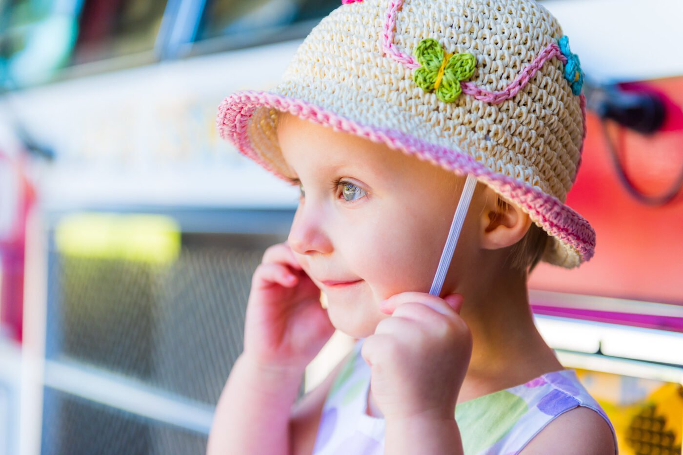 cute-girl-summer-hat-close-up